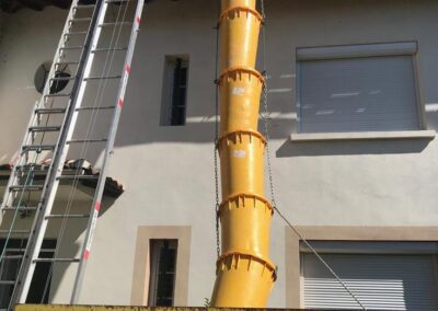 Pose professionnelle de goulotte pour évacuation des gravats.