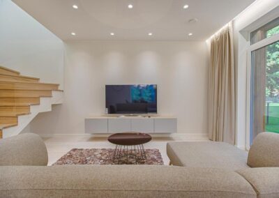 Maison moderne équipée d’un écran géant et d’un escalier au design moderne
