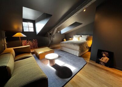 Suite Honfleur chic contemporaine avec salon élégant et décoration raffinée.