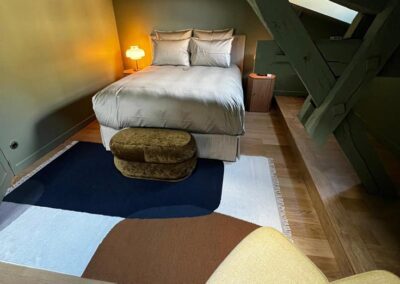 Lit moderne dans une maison avec une décoration élégante et sophistiquée.