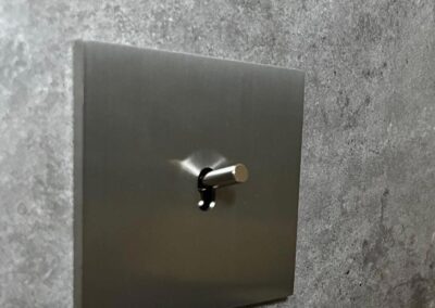 Plaque de prise murale design en acier inoxydable brossé