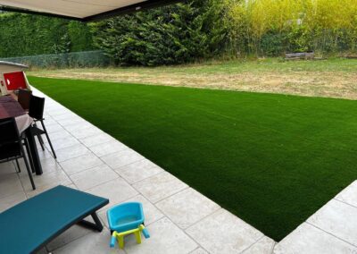 Paysage extérieur mêlant carrelage moderne et gazon vert naturel