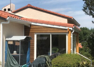 Véranda en bois coquette – extension maison chaleureuse et lumineuse
