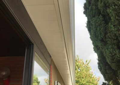 Pose professionnelle de gouttières et caissons de toiture
