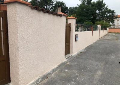 Ravalement de façade avec peinture – rénovation extérieure professionnelle.